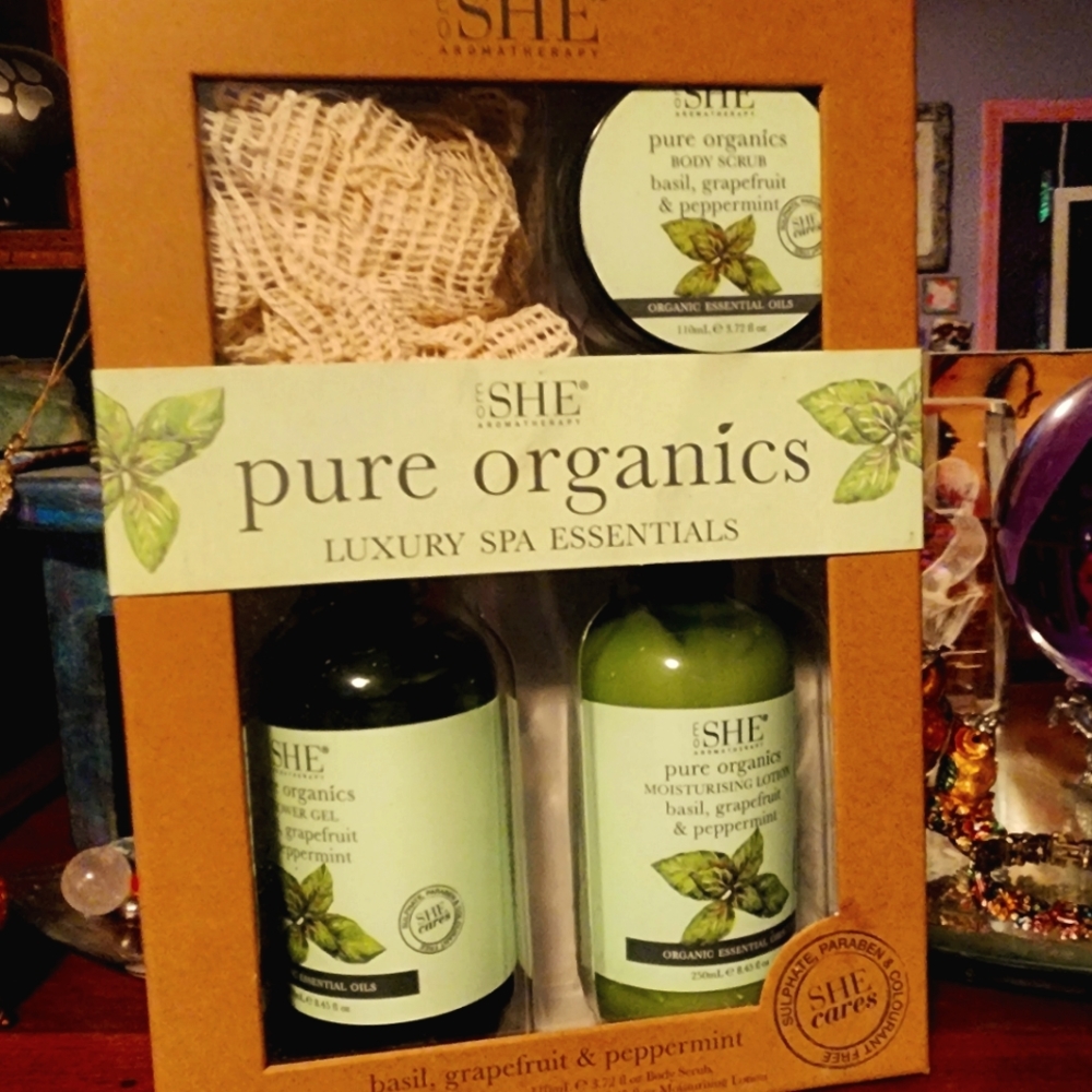 OM-SHE PURE ORGANICS GIFT SET